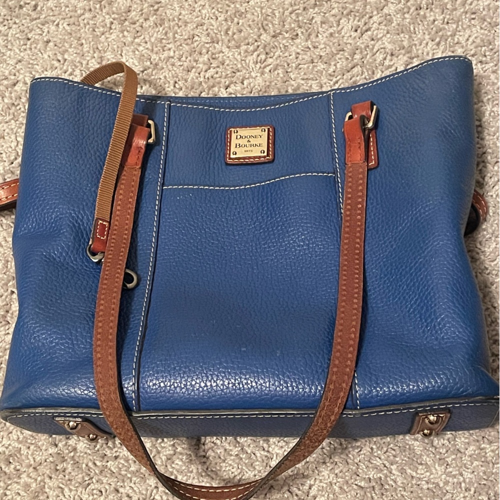 Dooney & Bourke Tote!!